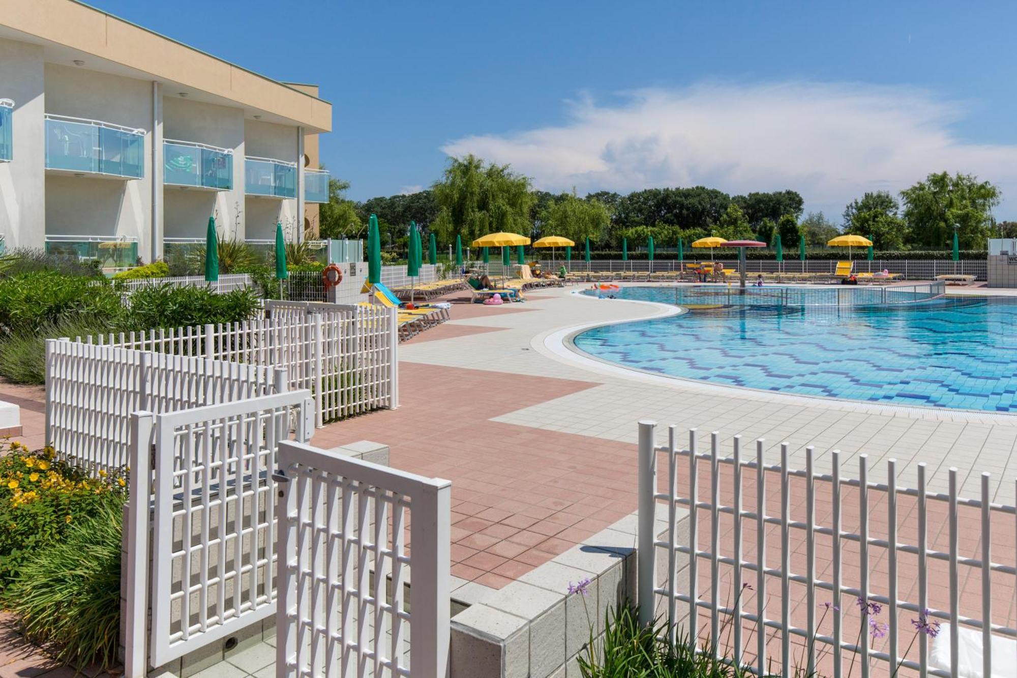 Hotel Maregolf Caorle Bagian luar foto